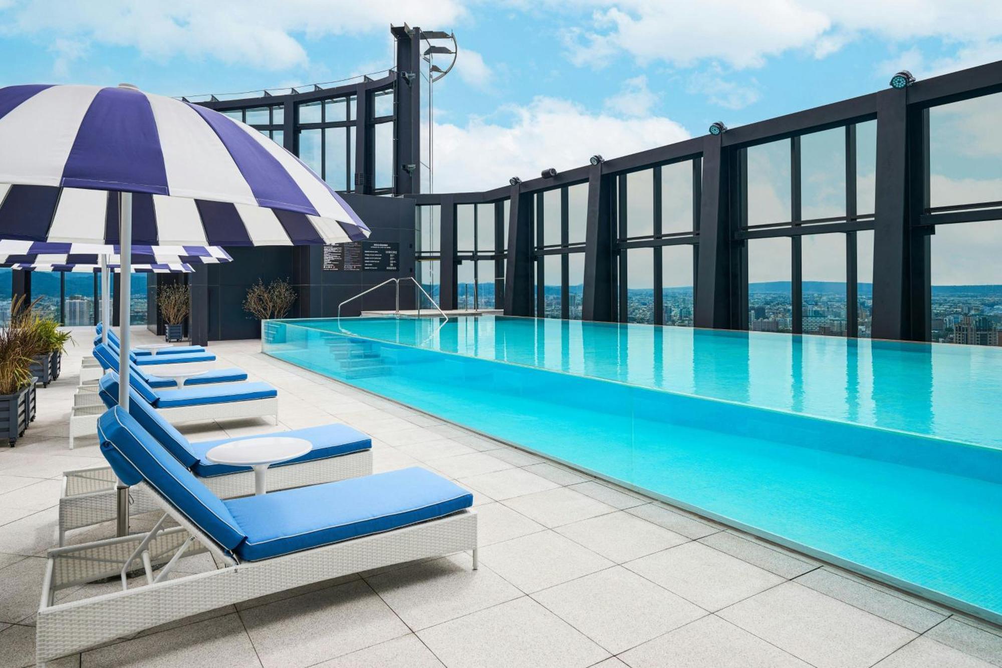 Le Meridien Taichung Eksteriør billede The rooftop pool at The Westin