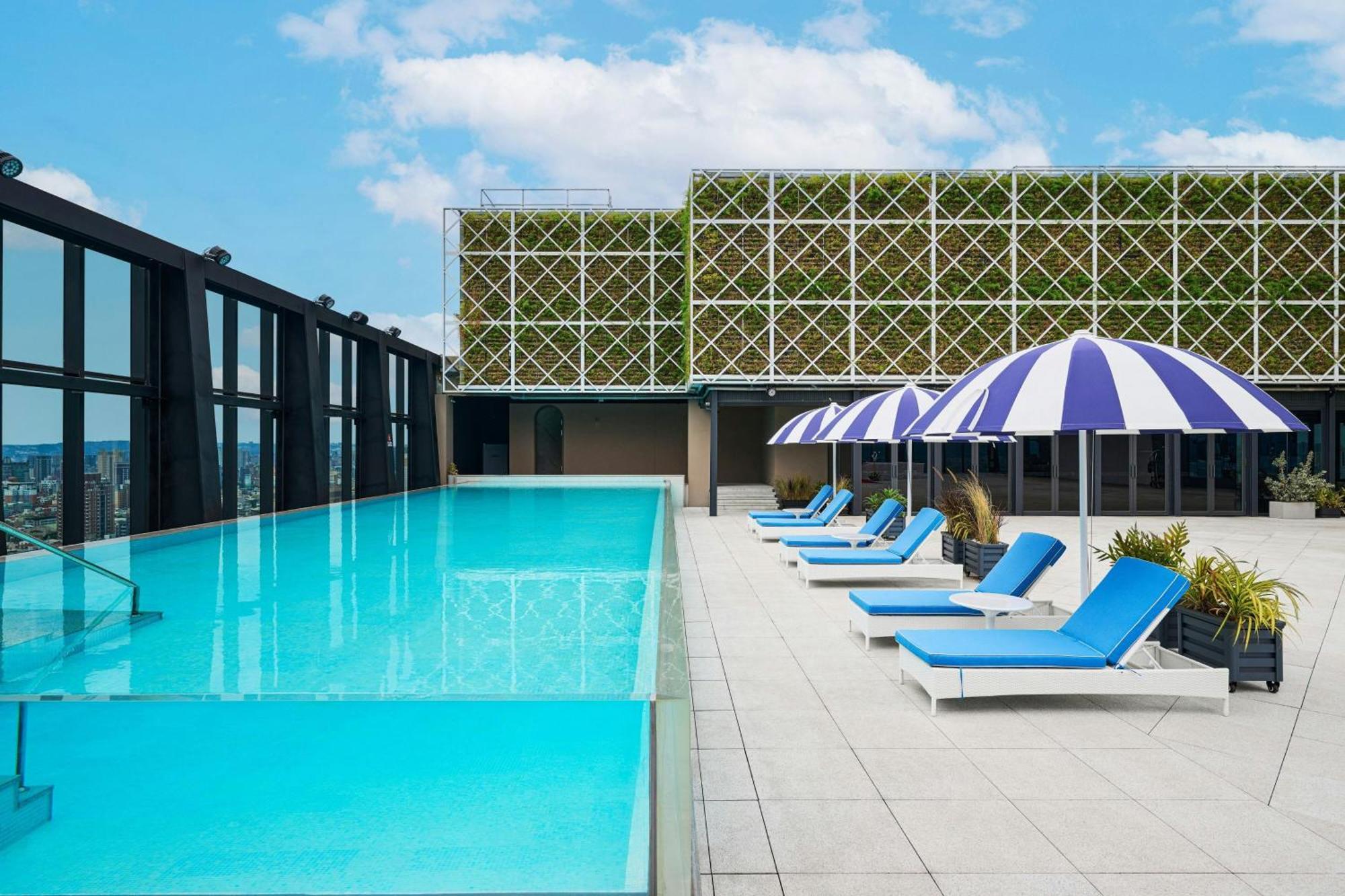 Le Meridien Taichung Eksteriør billede Rooftop pool at The Standard East Village