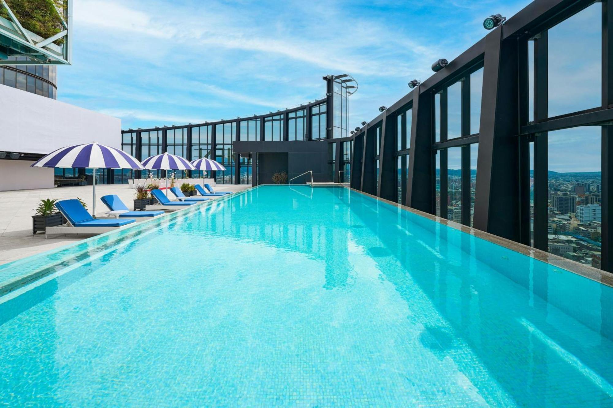 Le Meridien Taichung Eksteriør billede The rooftop pool at the hotel